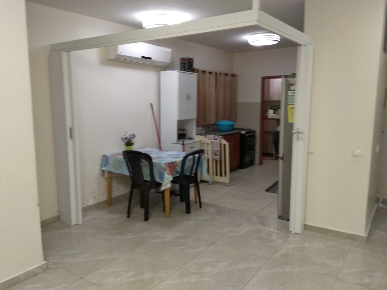 דלת מתקפלת זוגית לסגירת מטבח – במצב פתוח